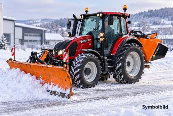 /assets/images/9/Traktor%20mit%20Schneeschild%20und%20Streuer-q28v40wfqsp5sqe.jpg